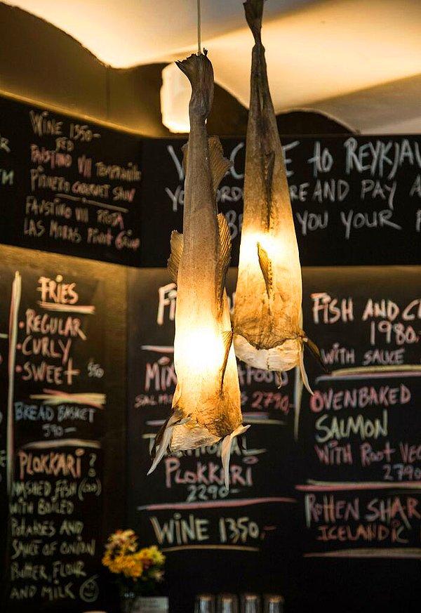 Bonus: "Kuru balık derilerini lamba dekorasyonu olarak kullanmış bir lokanta."