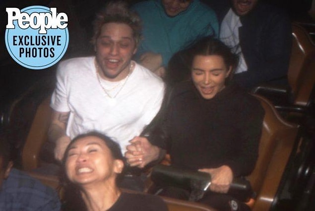 Kim Kardashian ve Pete Davidson çifti, geçtiğimiz günlerde Saturday Night Live adlı programda yayınlanan bir skeçte dudak dudağa poz verdi.