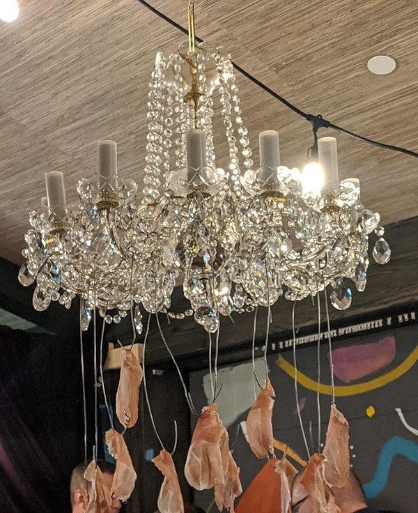 1. Yemek masaya gelince otomatikman Sia - Chandelier çalıyor.