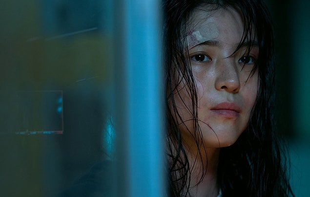 Yayınlandığı tarihten itibaren Netflix'te hem Türkiye'nin hem de onlarca ülkenin ilk 10 listesinden düşmeyen dizi her geçen gün beğeni toplamaya devam ediyor.