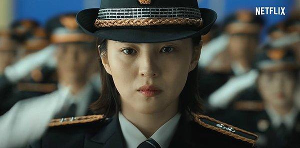 Bir süre sonra rakipsiz hale gelen genç kadın, yaşanan kötü bir olayın ardından hem kendi adını hem de çeteyi geride bırakarak 'Oh Hye-jin' ismini alıyor ve polis memuru olarak yeni bir hayata yelken açıyor.