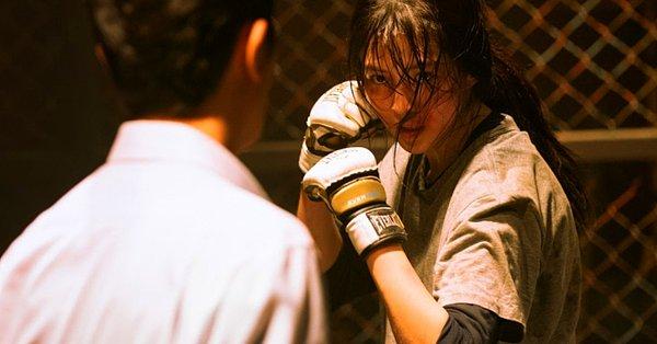 Han So-hee rolün hakkını vermek için o kadar uğraşmış ki çekimler sırasında toplam 10 kilo almış! Tek seferde 30 mekik çekebildiğini söyleyen oyuncu kick boks yapmaya da merak salmış.