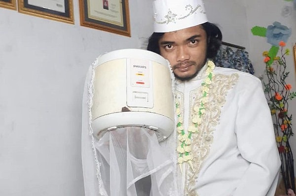 29 yaşındaki inşaat işçisi Khoirul Anam, 20 Eylül'de resmi bir nikah töreni ile pilav pişirme makinesiyle evlendi.
