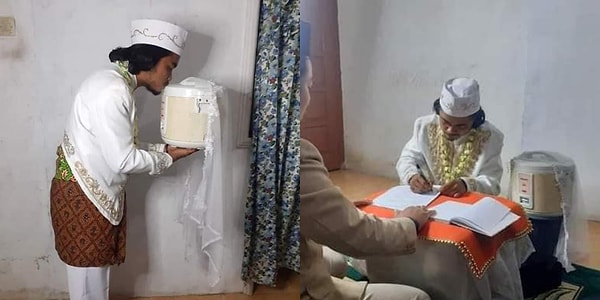 Neyse ki Khoirul Anam bunun sadece eğlence amaçlı yapıldığını itiraf etmiş. O yüzden endişelenmeye gerek yok.