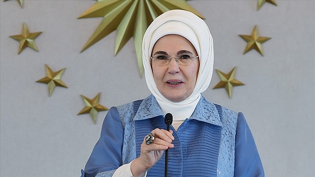 Neredeyse 10 asgari ücrete denk gelen bu çanta Emine Erdoğan'ın geçtiğimiz aylarda yaptığı israf açıklamasını akıllara getirdi. Erdoğan, "Porsiyonlarımızı küçültelim. Sadece ihtiyacımız kadarını alıp bozulacağını bildiğimiz yiyecekleri istiflemekten vazgeçelim' demişti.