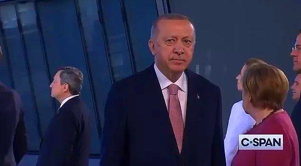 NATO Zirvesi’ndeki ‘Dönün’ anonsuna tüm liderler arkasını dönerlerken Erdoğan’ın geç dönmesi,