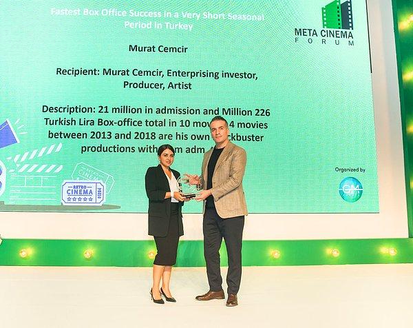 Pandemi döneminde durgunlaşan sinema sektörüne hareket getirmesi adına Expo Dubai etkinlikleri kapsamında düzenlenen 'META Sinema Forumu'nda Murat Cemcir'e ödülünü Festival Başkanı Leila Masin verdi.