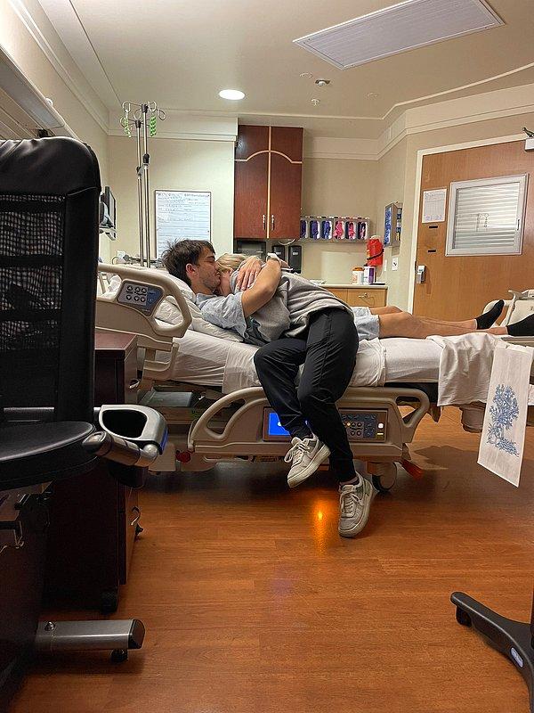Attığı tweet ile eşiyle hastane odasına çekilen fotoğrafını paylaşan @theyoungretiree kalplerimize dokundu ve hala böyle aşklar olduğunu görmemizi sağladı.