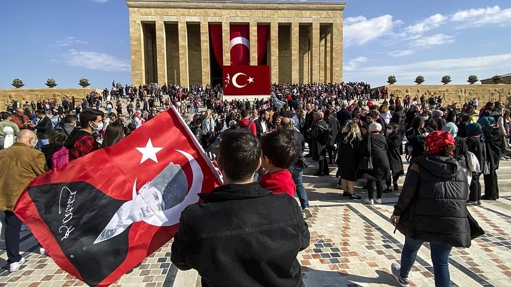 AKP'li Turan, Gazetecilerin Anıtkabir'e Alınmamasına Tepkili: 'Kabul Edilemez'