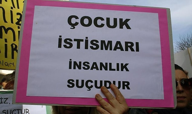 Erkekler en az 49 kız ve oğlan çocuğunu istismar etti. İki çocuk ev içinde, 47 çocuk iş yeri, tekne, okul, sokak gibi ev dışı alanlarda istismar edildi.