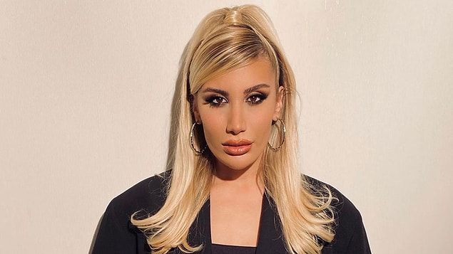 Ünlü şarkıcı İrem Derici'nin sosyal medyada ne kadar aktif olduğunu bilmeyeniniz yoktur; Twitter olsun Instagram olsun sürekli online...