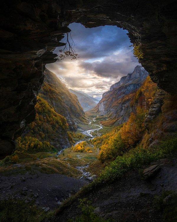 3. Fransa Alpleri'nde güzel bir vadiye açılan mağara: