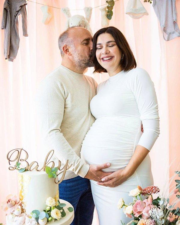Geçtiğimiz aylarda sürpriz bir şekilde üçüncü bebeğine hamile olduğunu duyuran Bergüzar Korel, Exxen'de yayınlanacak yeni dizisinden de ayrılmıştı.