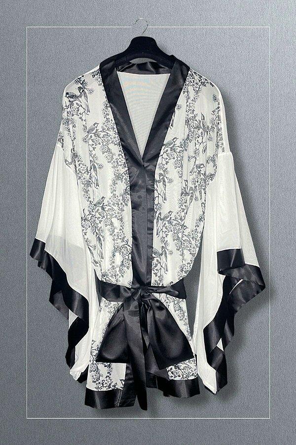 13. Kimonolar da son yıllarda çok moda biliyorsunuz. Selin Ciğerci de eksik kalmamış ve koleksiyonuna bu parçayı eklemiş.