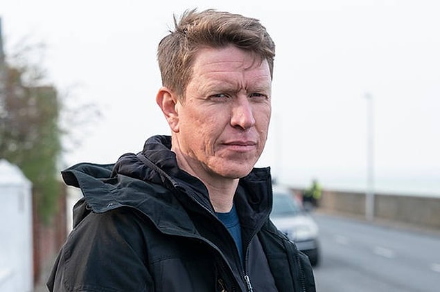 Oliver, Andrew’ün Edinburgh’de bu tecavüz işlerini nasıl uygulandığını öğrendiği adam ve birbirleri ile ilgili sakladıkları sırlar sebebiyle de bu cinayetin en büyük şüphelisi oluyor aslında.