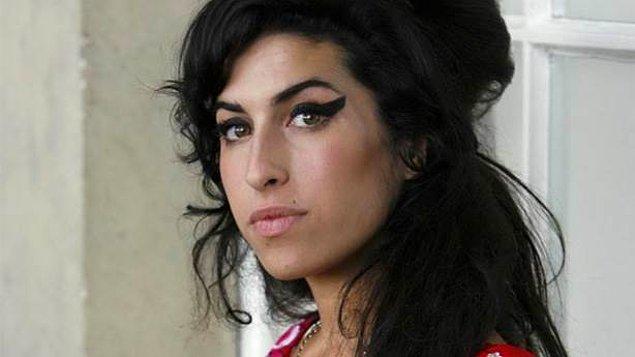 12. Geçtiğimiz yıllarda kaybettiğimiz dünyaca ünlü şarkıcı Amy Winehouse'un eşyalarının açık arttırmayla satılacağı açıklandı!