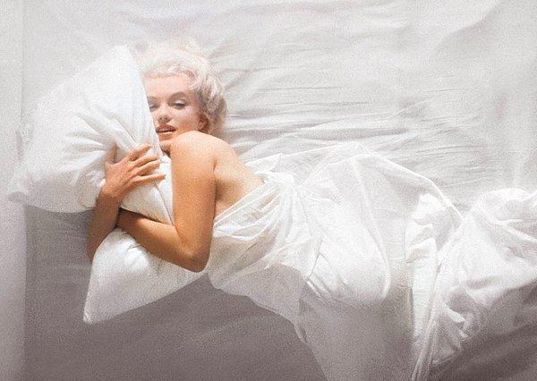 Nedeni ise dönemin haberlerine göre Marilyn'in gerçekten elindeki telefonu ve odasına dağılmış boş ilaç kutularıyla yatağında çıplak halde ölü bulunması...