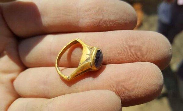 Arkeolog, taşa atfedilen bu özelliğin, yüzüğün şarap fabrikasında bulunmasıyla ilişkili olabileceğini belirtti.
