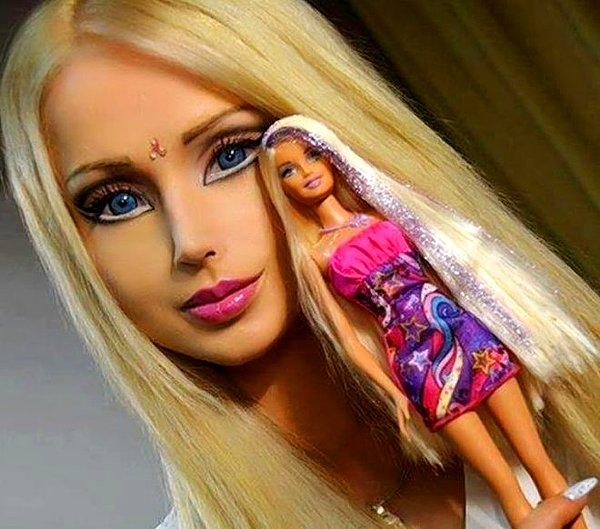 Yıllar önce Barbie bebeklere benzemek için çeşitli estetik operasyonlar yaptırarak gündeme gelmiş 'İnsan Barbie' Valeria Lukyanova'yı belki hatırlarsınız.