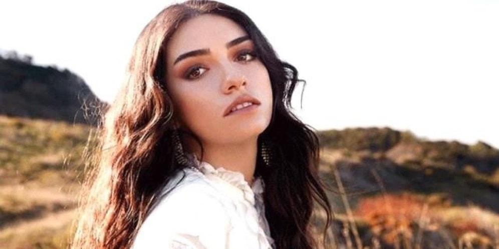 Hazal Ergüçlü Derin Dekoltesi İle Sosyal Medyayı Salladı! Peki Hazal Ergüçlü Kimdir? Kaç Yaşında ve Nereli?