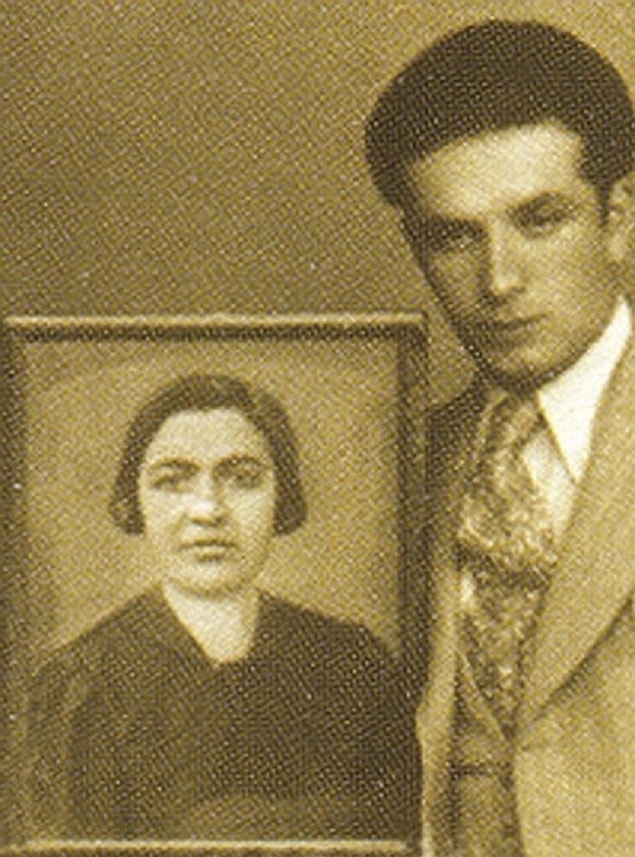 Fahri Bey, Suna Hanım'la evlidir. Çift birbirine sıkı sıkıya bağlı ve mutludur. Öyle ki Fahri Bey'in ağzından sevgi sözcükleri eksik olmaz.