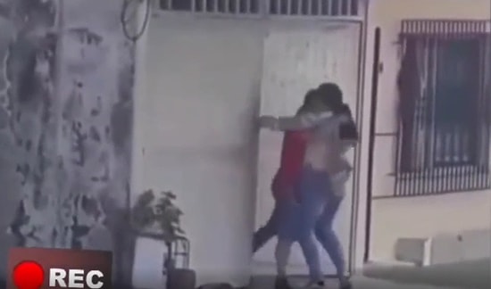 Başka Bir Kadınla Birlikteyken Kız Arkadaşına Yakalanan Adamın Gündem Olan Görüntüleri