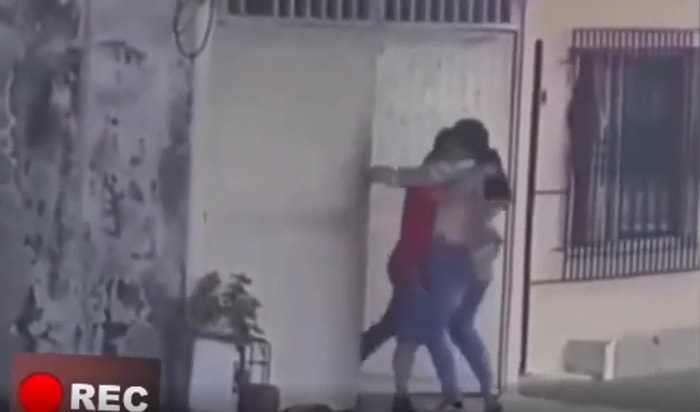 Başka Bir Kadınla Birlikteyken Kız Arkadaşına Yakalanan Adamın Gündem Olan Görüntüleri