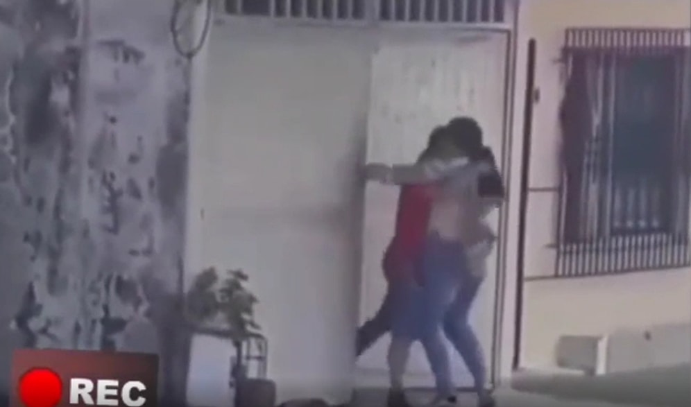 Başka Bir Kadınla Birlikteyken Kız Arkadaşına Yakalanan Adamın Gündem Olan Görüntüleri