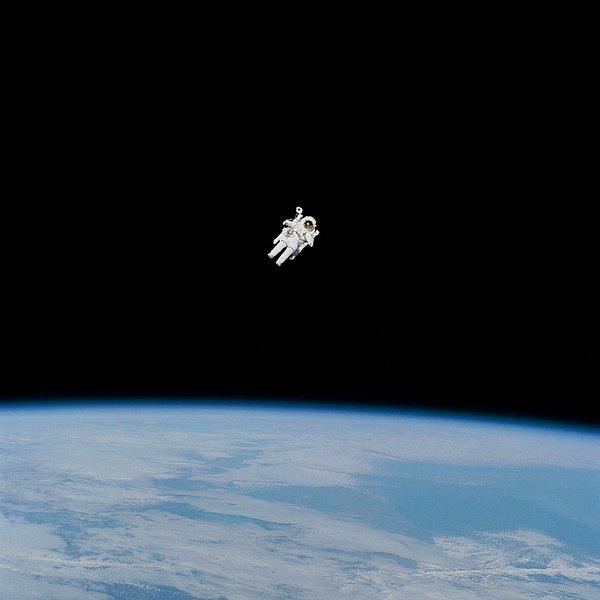 13. Astronot Bruce McCandless 1984 yılında uzay aracından sadece nitrojen roketine bağlı şekilde ilk serbest uçuşu gerçekleştirmiştir.
