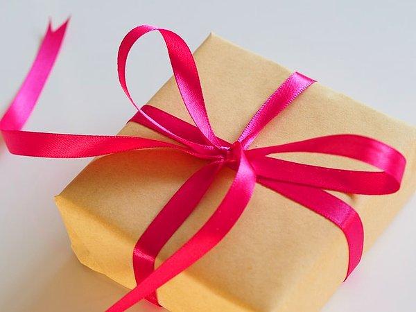 3. Japonya'da, bir ev sahibi bir hediye teklif ederse, bunu 3 kez reddetmek nezaket olarak kabul edilir. Tekrar teklif ederlerse hediye kabul edilebilir.