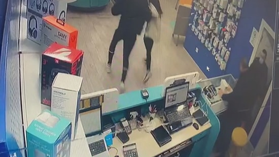 Almak İstediği Telefonun Fiyatını Pahalı Buldu, İş Yeri Sahibini Vurdu!