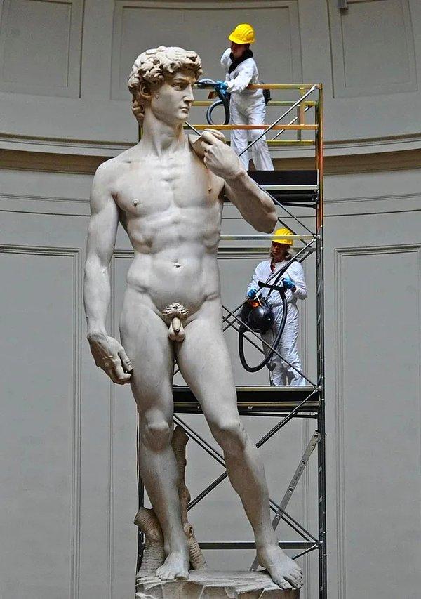 10. Michelangelo'nun 'Davut' heykelinin bu kadar büyük olduğunu tahmin etmemiştiniz değil mi?
