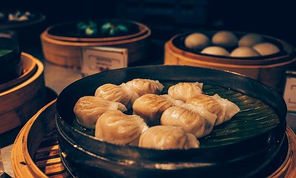 14. Çin'de bir yemeği bitirmek, ev sahibi “size yeterli yiyecek sunmaması” olarak algılanır. Bu yüzden ev sahibine iyi görünmek için yapılacak en iyi şey tabağınızda biraz yemek bırakmak olacaktır.