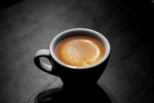 17. İtalya'da yerel halk, kahvaltı saatinden sonra nadiren kapuçino içer ve yemekten sonra biraz kafeine ihtiyaç duyarlarsa sade bir espressoyu tercih ederler.