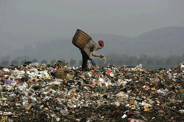 14. Çin'in Chongqing bölgesinde çöp toplayan bir işçi:
