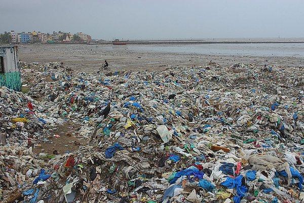 20. Dünyanın en çok atık üreten bölgelerinden Hindistan'daki Versova Sahili: