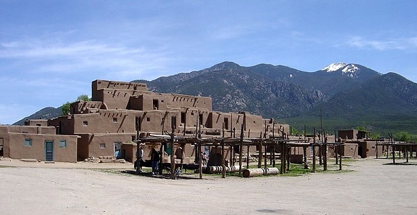 1991 yılında Taos'taki yerel halk düşük frekanslı, gümbürtü benzeri bir sesten şikâyetçi oldu. Taos Uğultusu, adını burada düzenlenen kongrede aldı, ancak bilim insanları sesin kaynağını tespit etme konusunda başarılı olamadı.