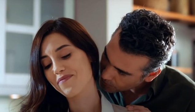 Tabii bu başarının yanında olumsuz gelişmeler de yaşanmıyor değil. Bugün, Tapu ve Kadastro Genel Müdürlüğü (TKGM) ‘Sadakatsiz’ dizisindeki 37. bölümdeki bir sahnede ‘kurum çalışanlarının zan altında bırakıldığı’ gerekçesiyle Radyo ve Televizyon Üst Kurulu'na diziyi şikayet ettiklerini duyurdu.