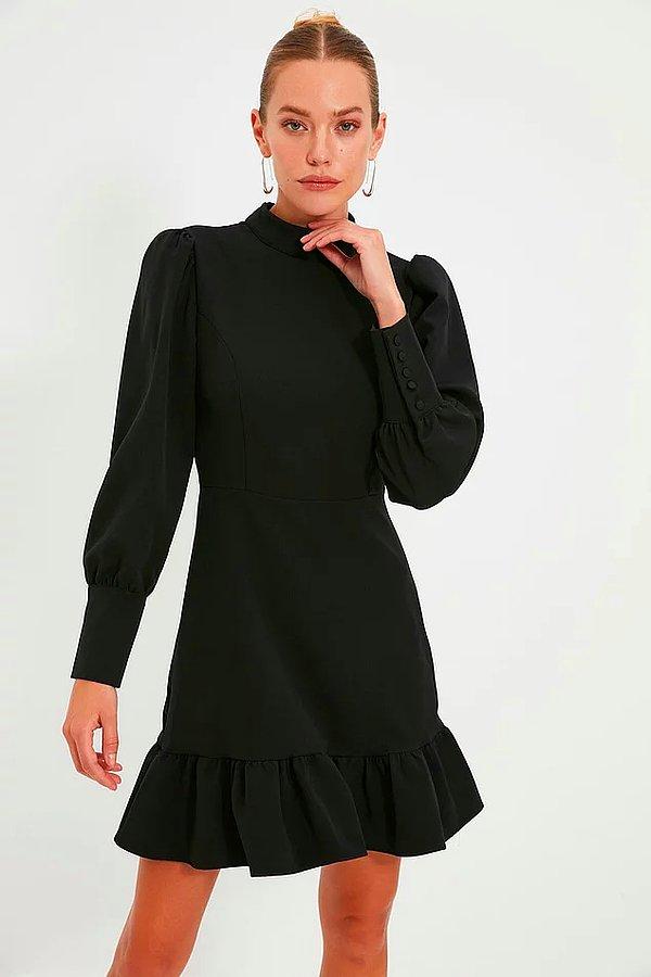 2. Siyah dik yaka volanlı elbise.
