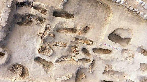 Mezar alanındaki 25 iskeletin Moche uygarlığına ait olduğu tespit edilse de çocuk, genç ve hayvan iskeletlerinin bulunduğu Wari mezarlarının Tanrı için yapılan ilk kurbanlara ait olduğu düşünülüyor.