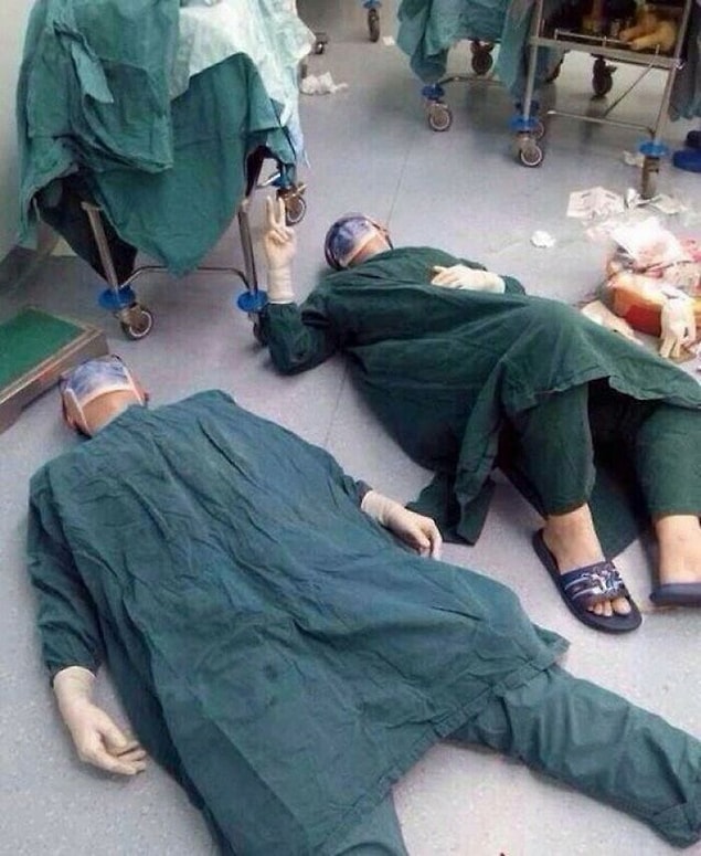 6. 32 saatlik bir beyin tümörü ameliyatı sonrasında iki cerrah.