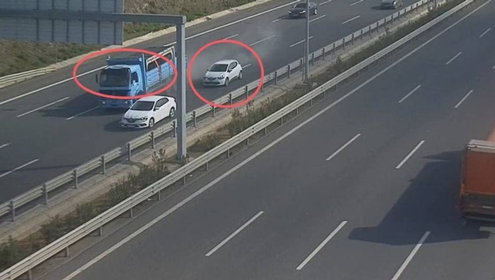 Beton Blok Yüklü Kamyonun, Otomobilin Üzerine Devrildiği Feci Kazanın Güvenlik Kamerası Görüntüleri Yayınlandı