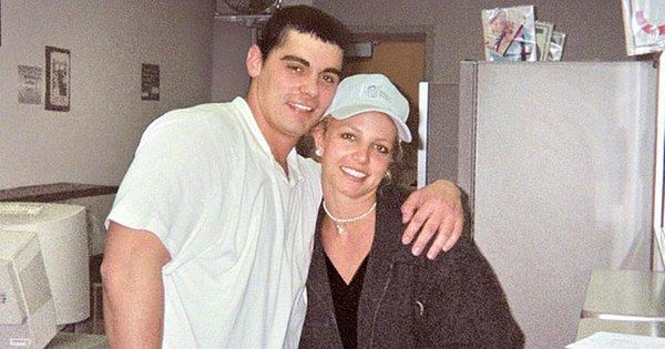2. Ünlü şarkıcı Britney Spears, 2004'te çocukluk aşkı Jason Alexander'la evlendi; ancak evlilik sadece 55 saat sürdü.
