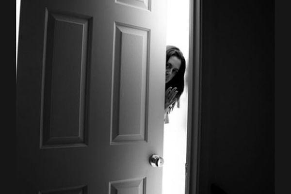 5. Resimdeki kadın neden kapının kenarından gizlice bakıyor olabilir?