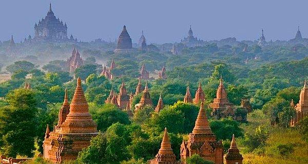 12. Birmanya'daki antik Bagan şehrinde 200'ü aşkın tapınak vardır.