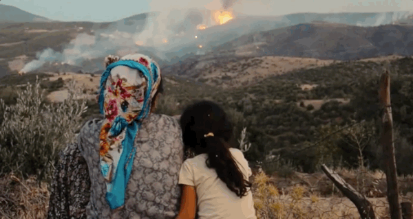 Diğer yandan belgeselde yangın bölgelerine giderek oradaki halkın yaşadıklarını izliyoruz.