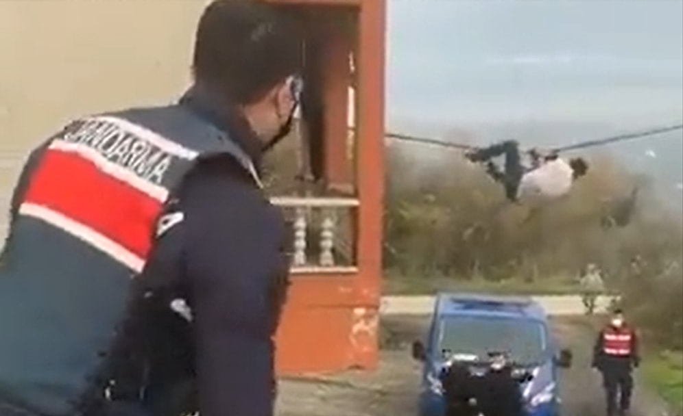 Saklandığı Evde Yakalanan Kişi Elektrik Tellerine Tutunarak Jandarmadan Kaçmaya Çalıştı