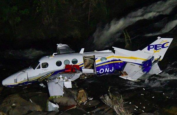 Mendonça'nın yanı sıra uçakta bulunan yapımcı Henrique Ribeiro, Mendonça'nın amcası ve danışmanı Abicieli Silveira Dias Filho ile uçağın pilotu ve yardımcı pilotu kazada hayatını kaybetti.