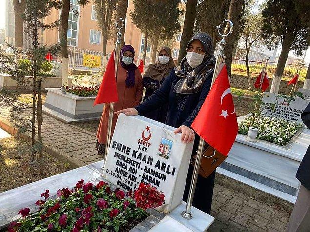 Sosyal medyada paylaşım yapan bir  şahıs, 2015 yılında Siirt'te hain terör saldırısı sonrasında şehit düşen Derinceli Jandarma Er Emre Kaan Arlı'nın mezarı başında, ağza alınmayacak küfürler etti.