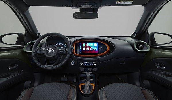 Hem dış tasarımı hem de iç mekan özellikleriyle genç kitleyi hedef alan Toyota Aygo X, 9 inçlik bir multimedya ekrana sahip.